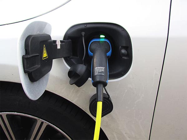 Fuel-Saving Driving Tips: How to Improve Gas Mileage and Lower Costs