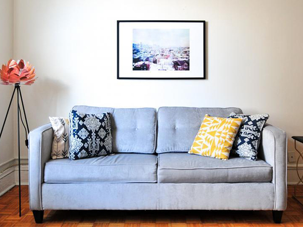 How to Use Pillows and Blankets to Add Style to a Room