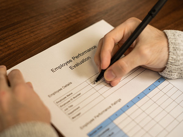 How to Evaluate Employee Performance Effectively: A Practical Guide for Growing Businesses