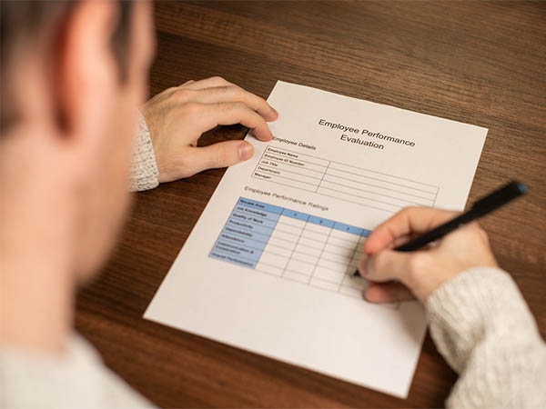 Using Performance Reviews to Motivate Teams and Drive Growth