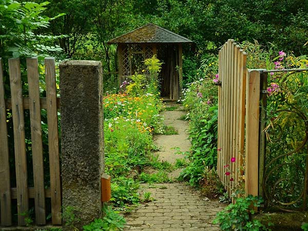 How to Design a Stunning Front Entry Garden