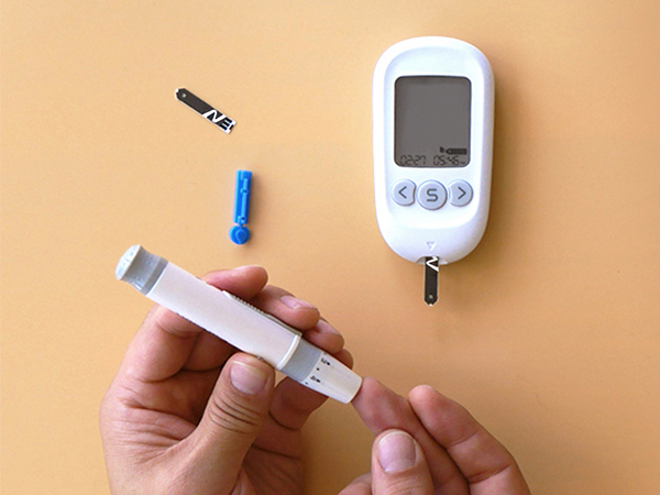 10 Warning Signs of Low Blood Sugar (Hypoglycemia) and What to Do