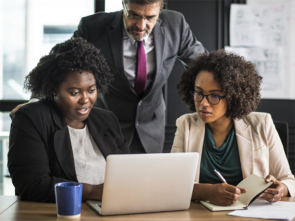 Striking the Right Balance: How Effective Leaders Avoid Micro-Managing and Under-Managing